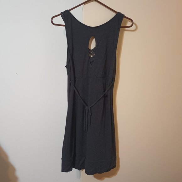 VGUC ~ Guess Jeans Women's Open Back Tank Top w/ Embellished Front (Size: Large) - Picture 5 of 5